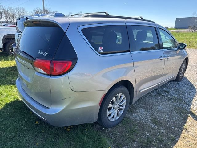 Used 2017 Chrysler Pacifica Touring-L image 6
