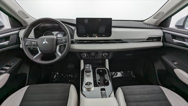 Used 2025 Mitsubishi Outlander SE image 23