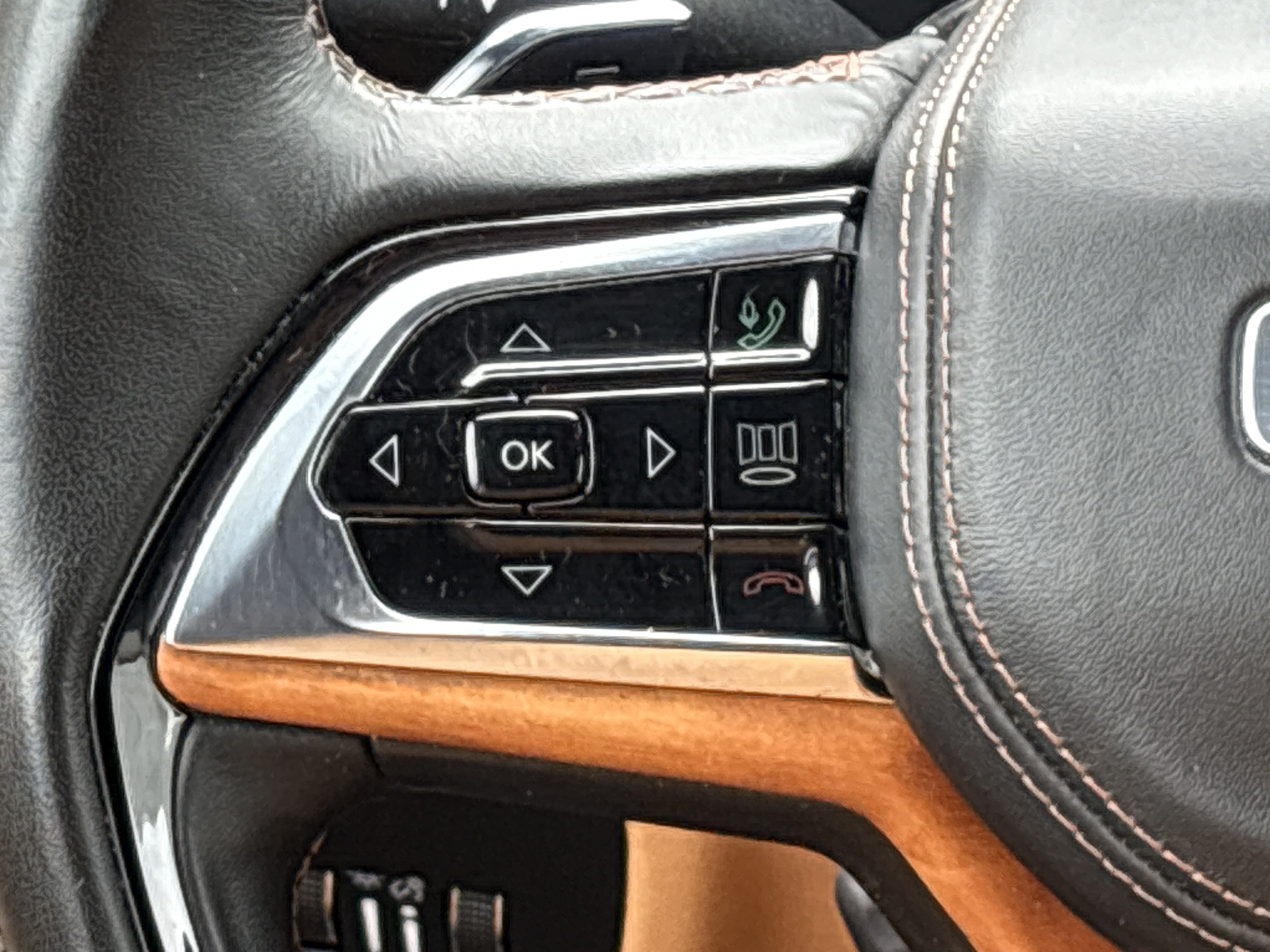 Used 2025 Jeep Grand Cherokee L Summit AWD/4WD image 23