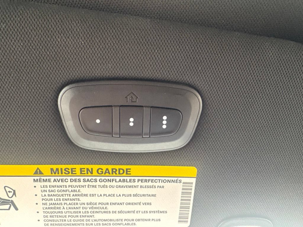 Used 2025 Chrysler Pacifica Limited FWD image 36