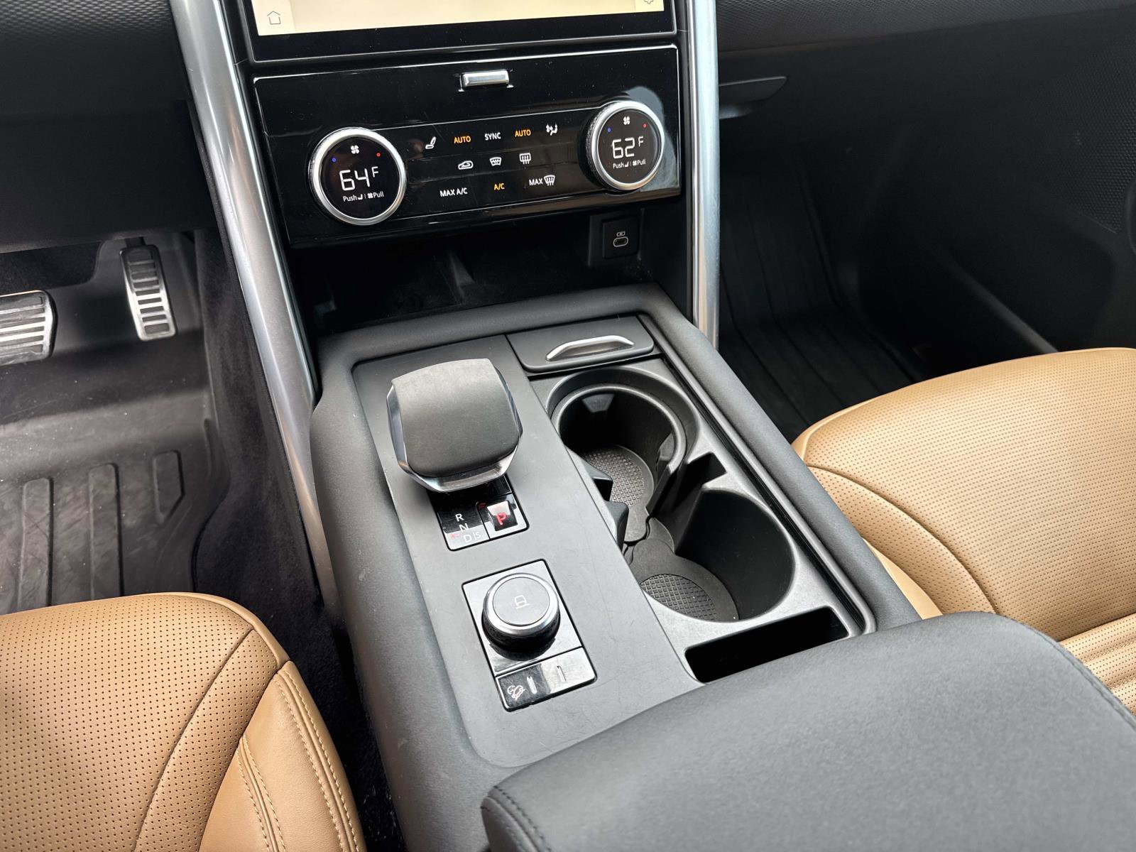 Used 2024 Land Rover Discovery Dynamic SE image 27