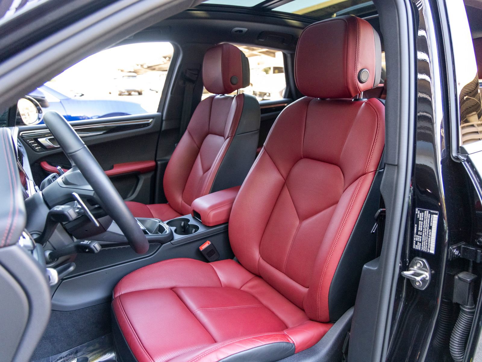 Certified 2025 Porsche Macan image 5