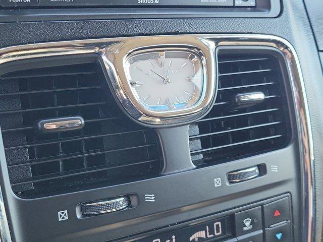 Used 2014 Chrysler Town & Country Touring image 29