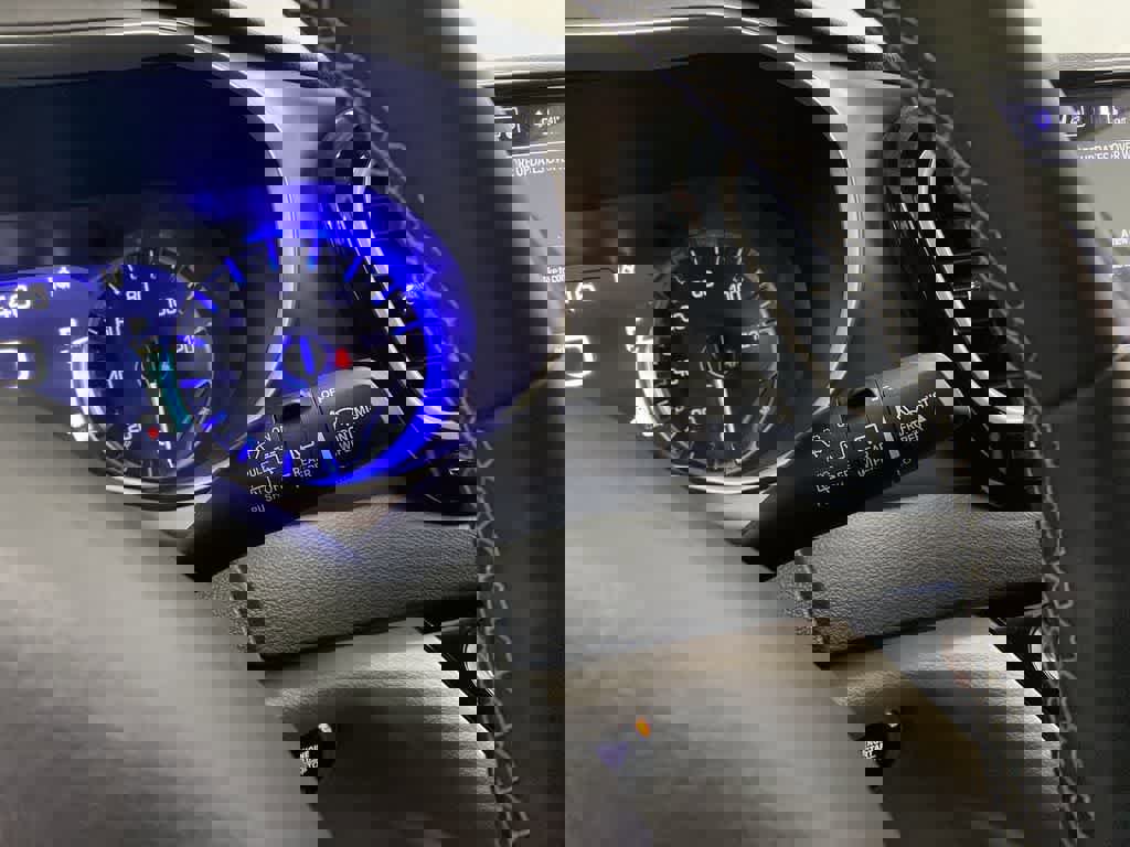 Used 2024 Chrysler Pacifica Touring-L image 23