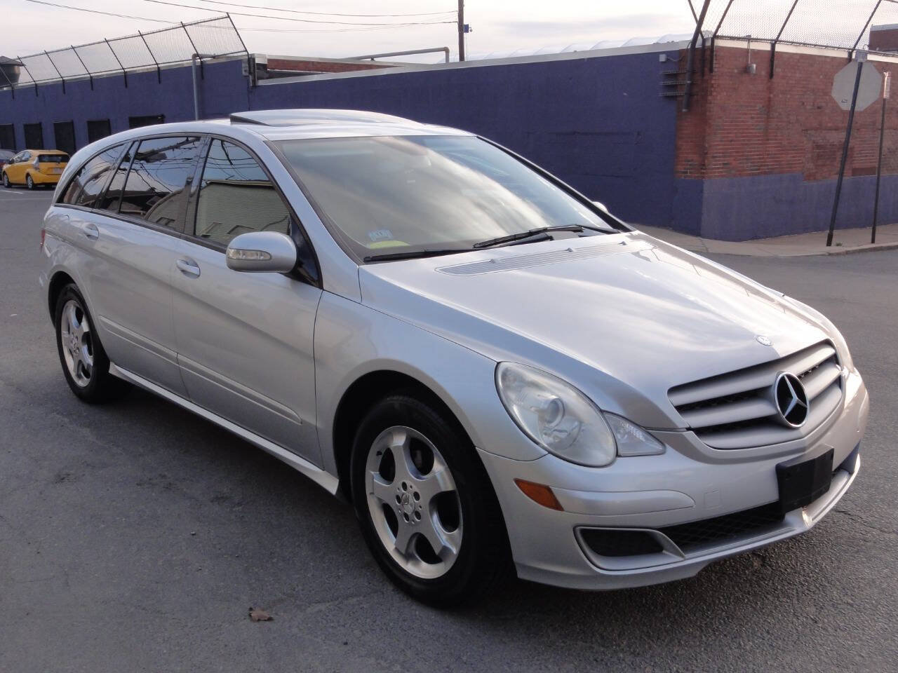 Used 2006 Mercedes-Benz R 350 4MATIC image 2