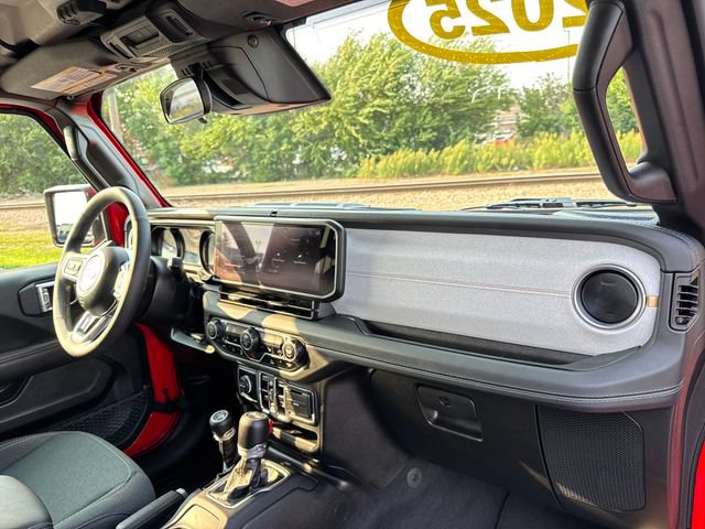 Used 2025 Jeep Wrangler Unlimited Sahara AWD/4WD image 27