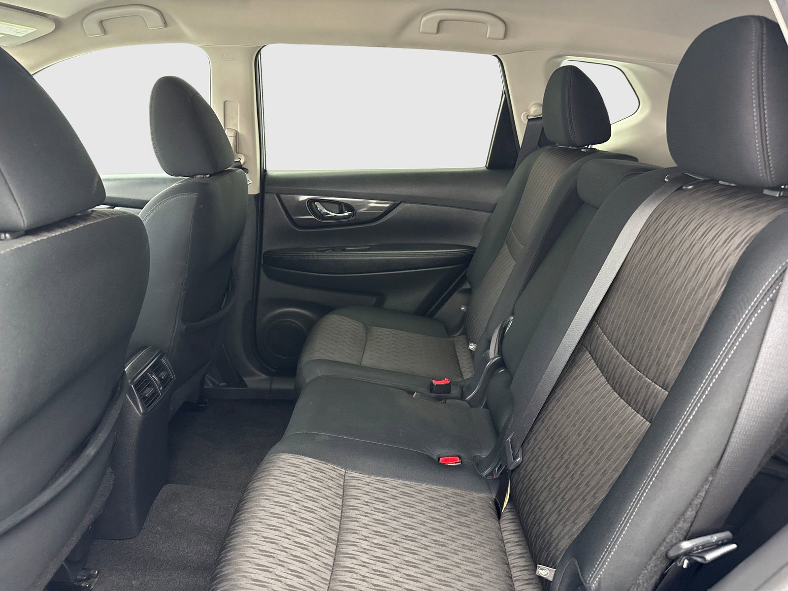 Used 2018 Nissan Rogue SV image 34