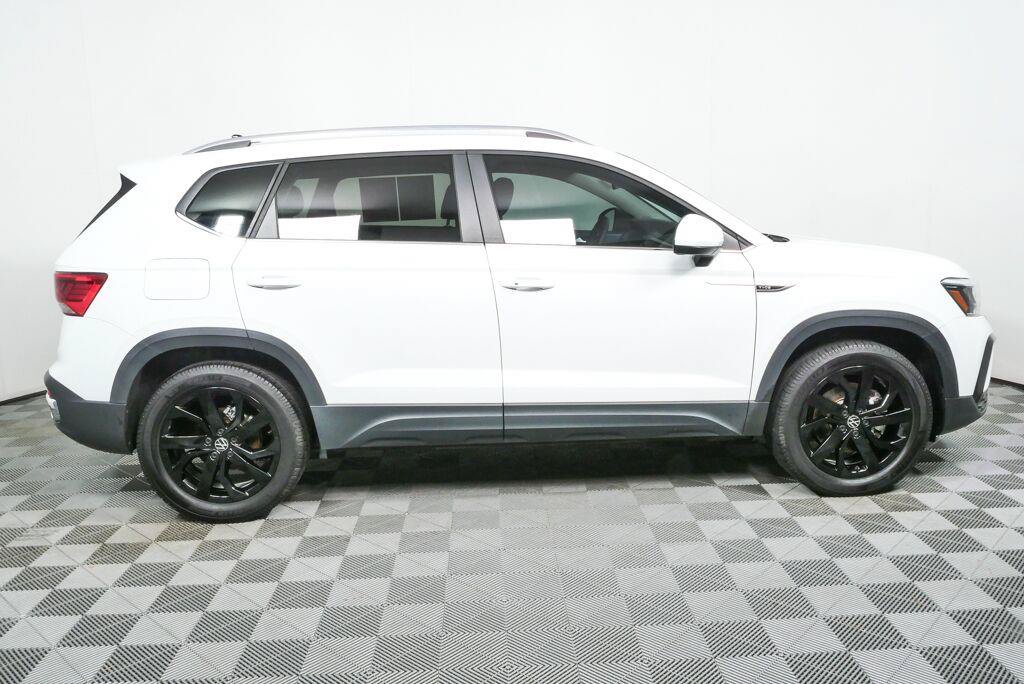 Certified 2022 Volkswagen Taos SE FWD image 2
