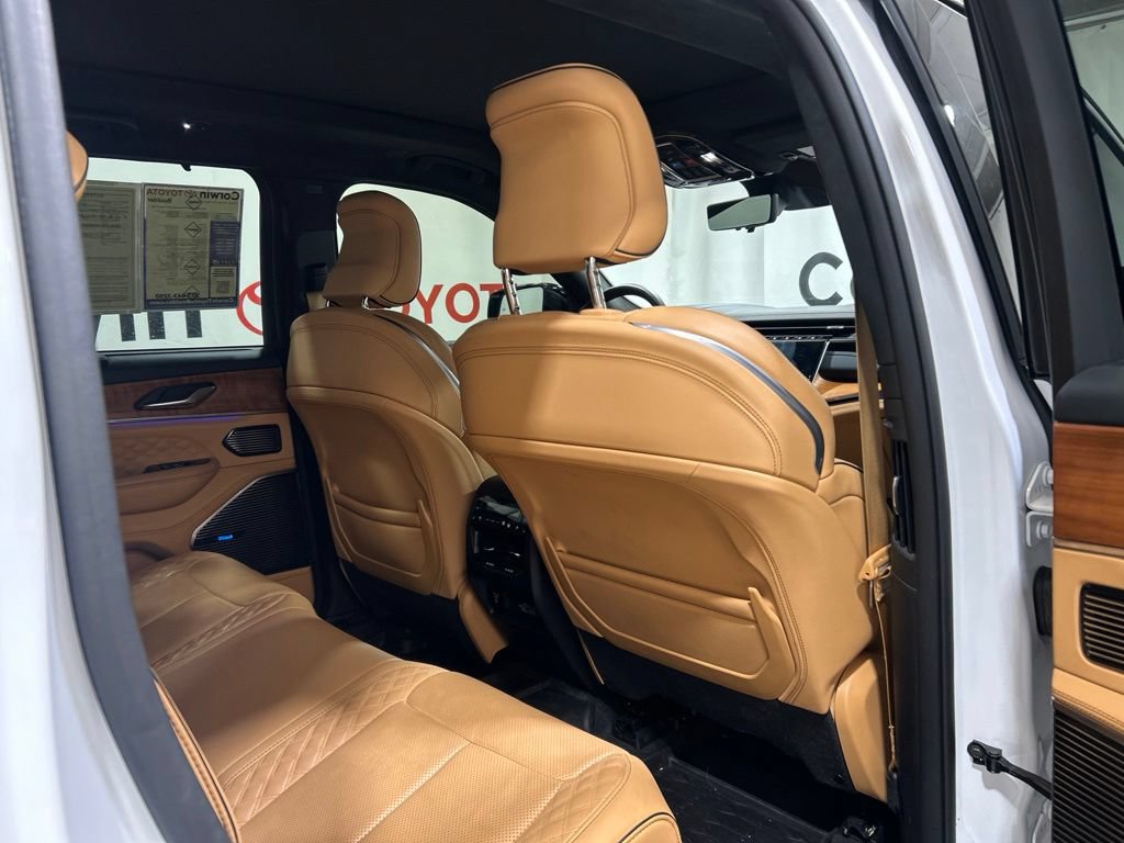 Used 2023 Jeep Grand Cherokee Summit AWD/4WD image 15