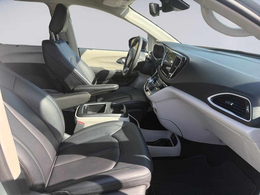 Used 2024 Chrysler Pacifica Touring-L FWD image 18