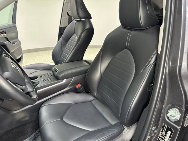 Used 2022 Toyota Highlander XLE AWD/4WD image 14