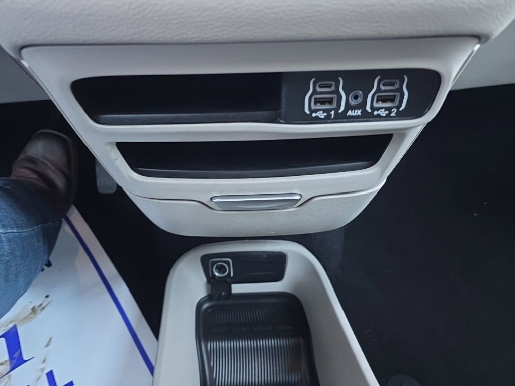 Used 2023 Chrysler Pacifica Touring-L image 23