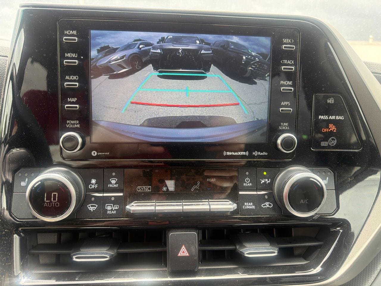 Used 2022 Toyota Highlander XLE AWD/4WD image 11
