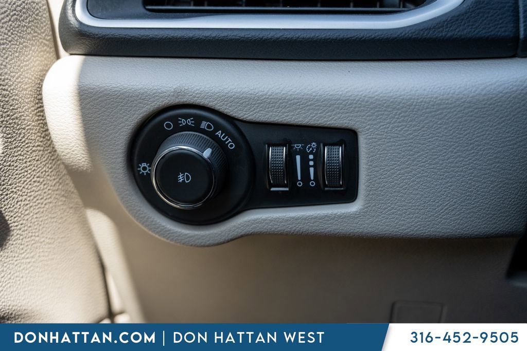 Used 2023 Chrysler Pacifica Touring-L image 16