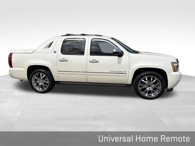 Used 2013 Chevrolet Avalanche LTZ RWD image 17
