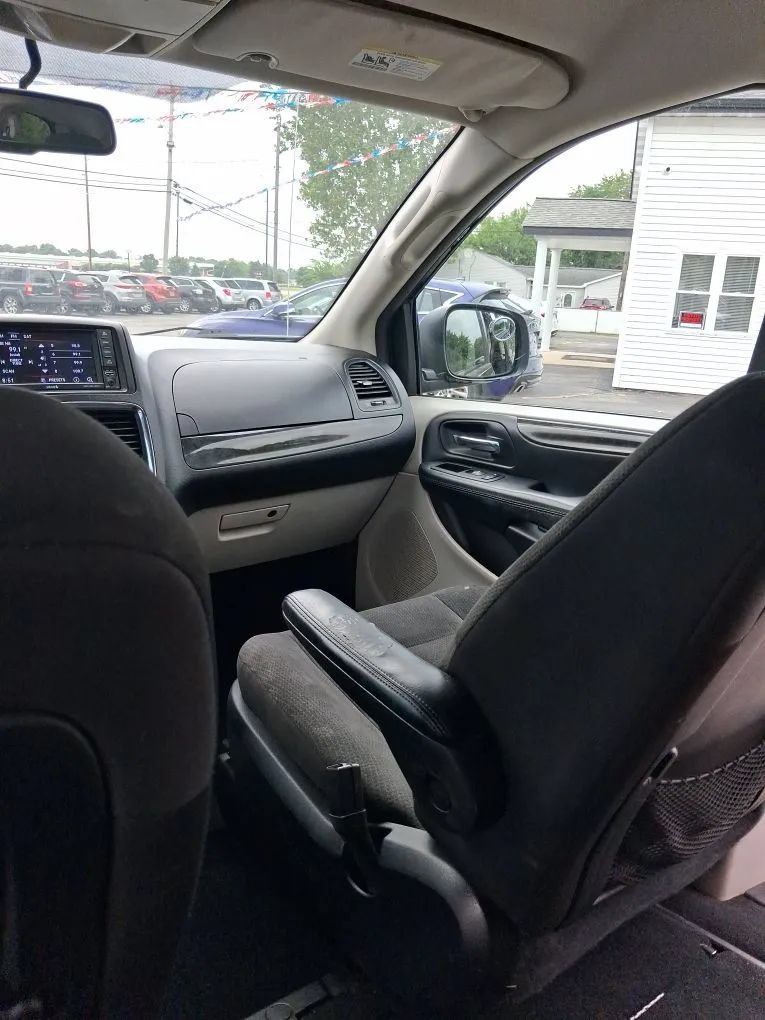 Used 2018 Dodge Grand Caravan SE w/ UConnect Hands-Free Group FWD image 24