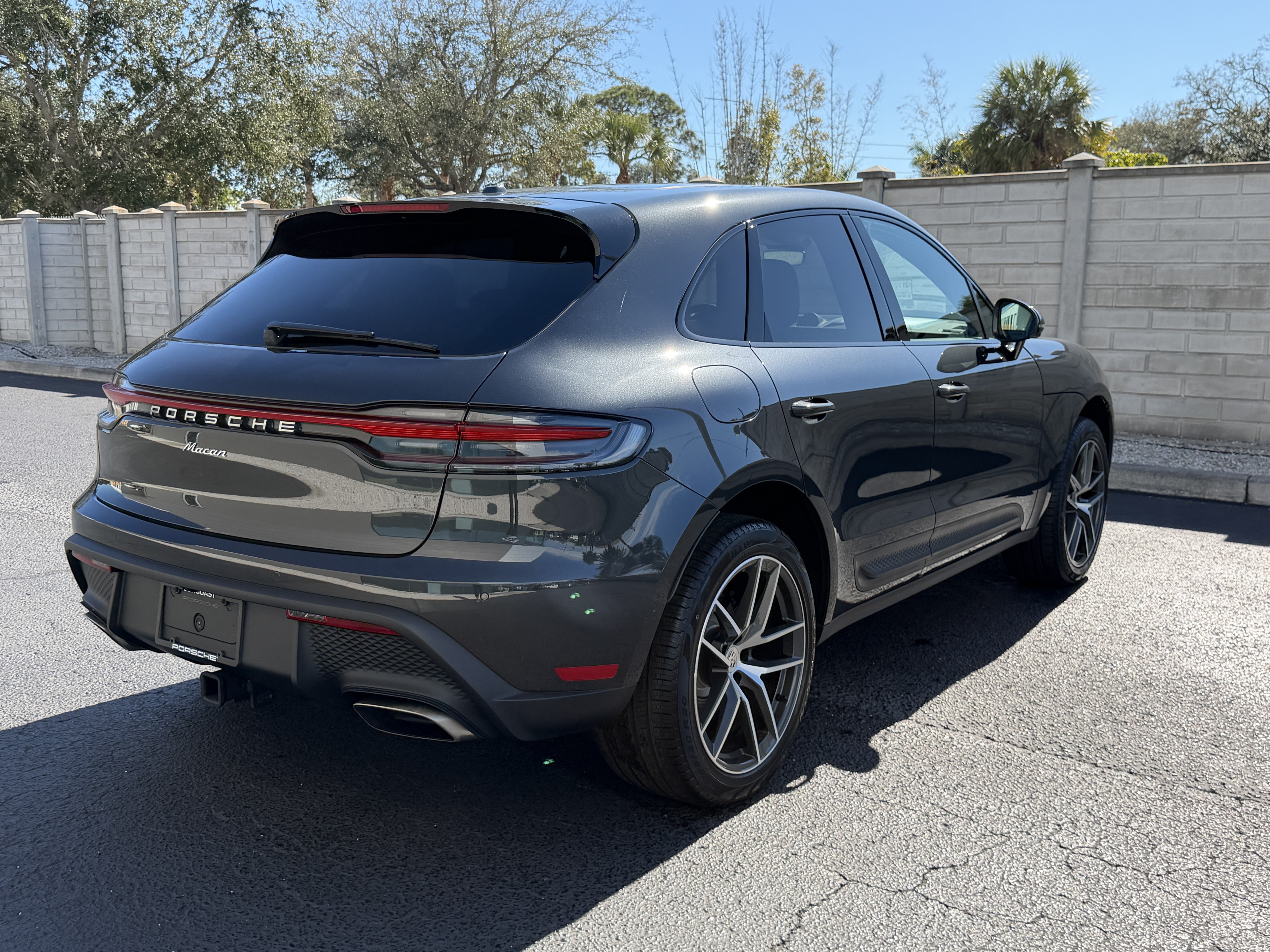 Certified 2025 Porsche Macan AWD/4WD image 5