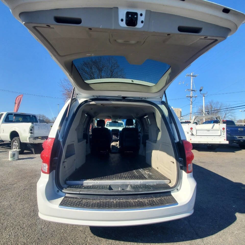 Used 2014 RAM C/V Tradesman image 23