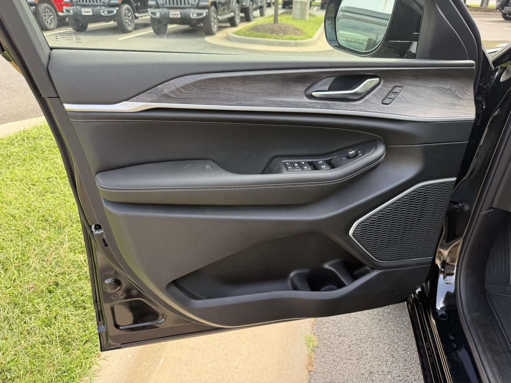 New 2027 Jeep Grand Cherokee Limited AWD/4WD image 31