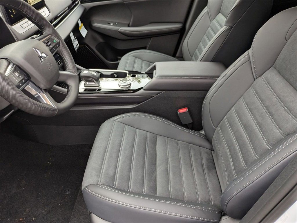 New 2025 Mitsubishi Outlander SE image 12