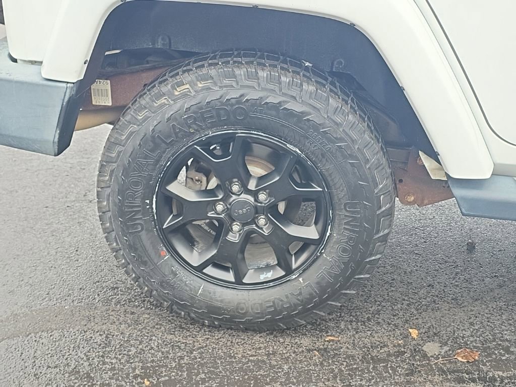 Used 2014 Jeep Wrangler Unlimited Sahara w/ Connectivity Group image 10