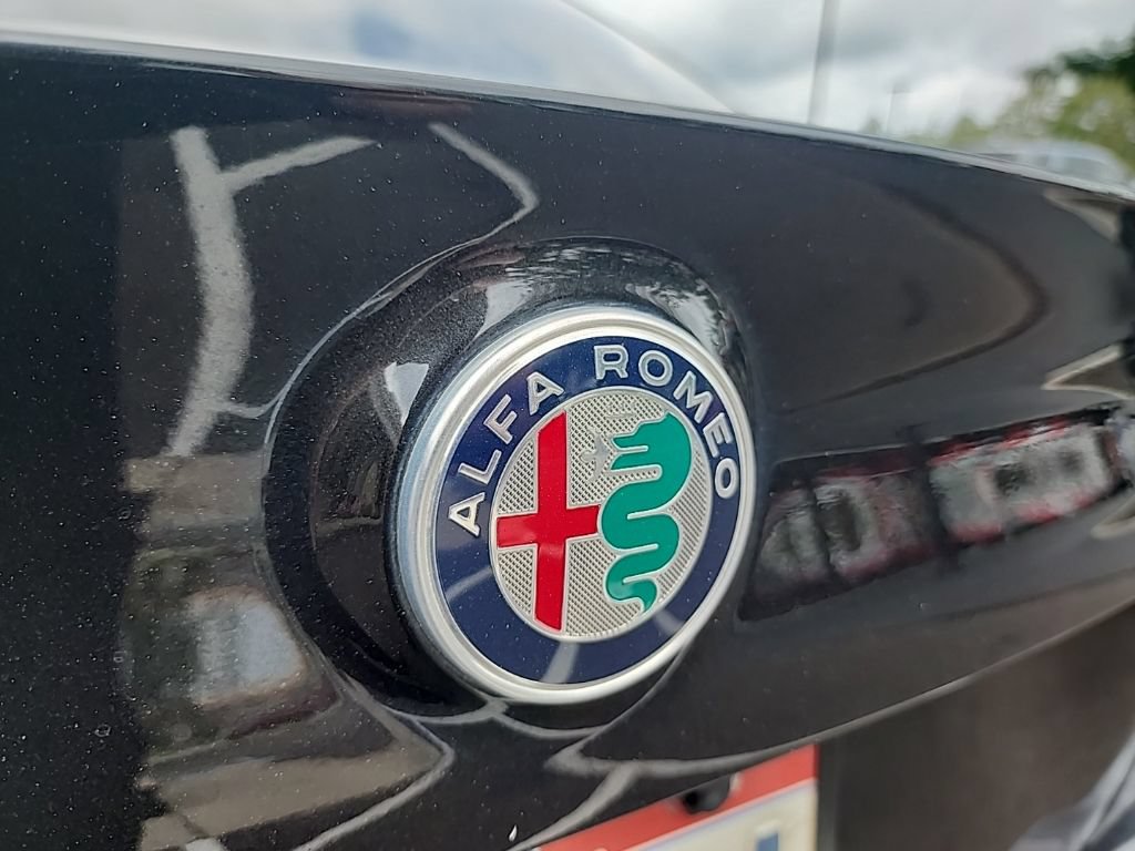 Used 2017 Alfa Romeo Giulia Ti w/ TI 19" Sport Package AWD/4WD image 8