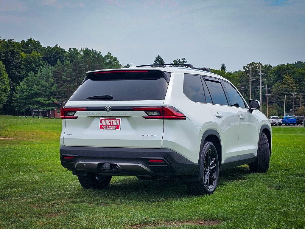 Used 2025 Toyota Grand Highlander AWD image 3