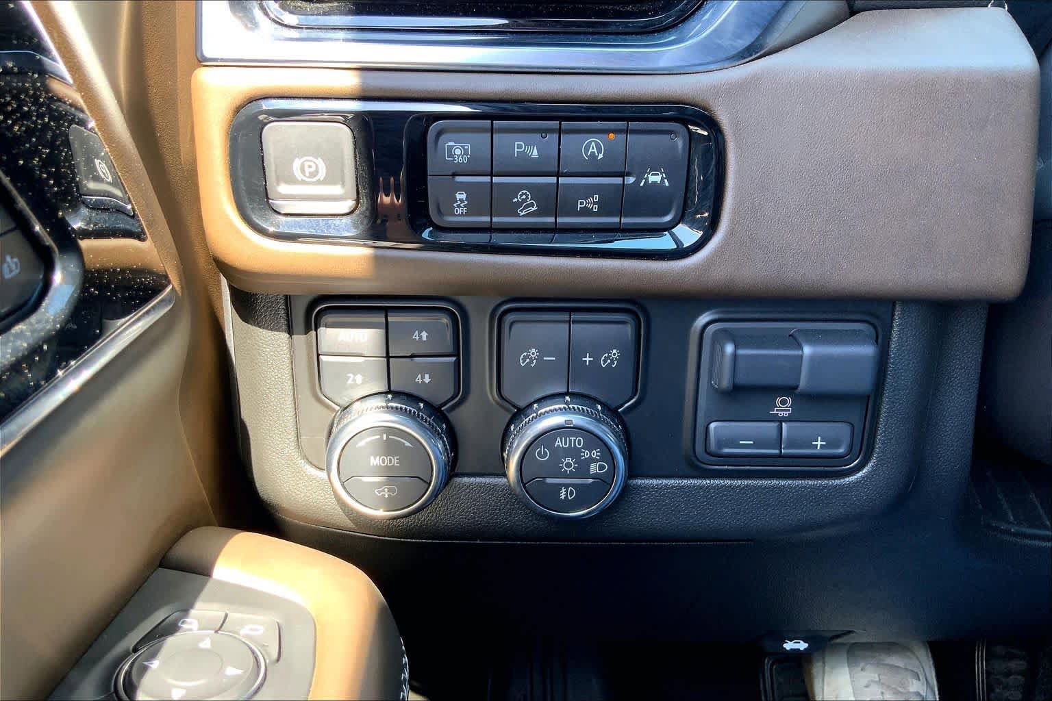 Used 2025 GMC Yukon Denali Ultimate AWD/4WD image 35