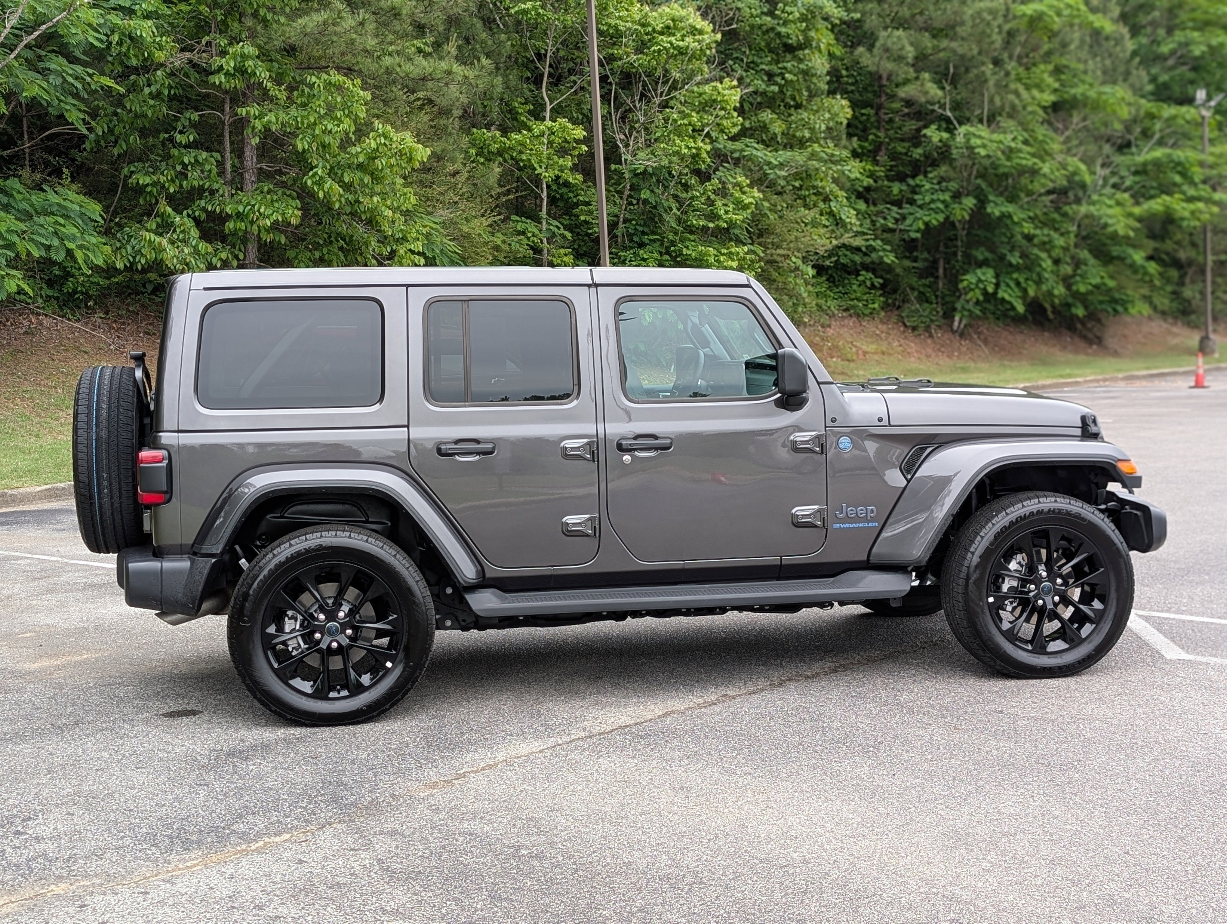 Used 2025 Jeep Wrangler Unlimited Sahara AWD/4WD image 10