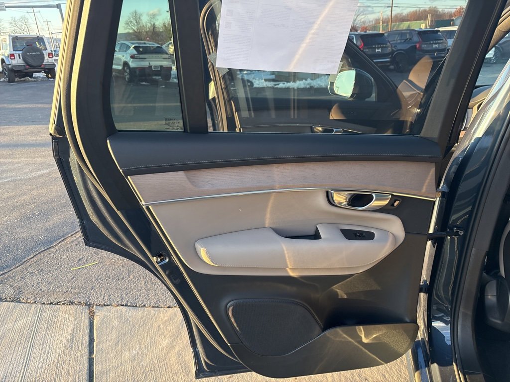 Certified 2025 Volvo XC90 B6 Plus image 37