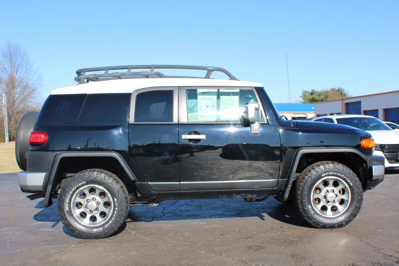 Used 2011 Toyota FJ Cruiser 4WD w/ Upgrade Pkg image 3