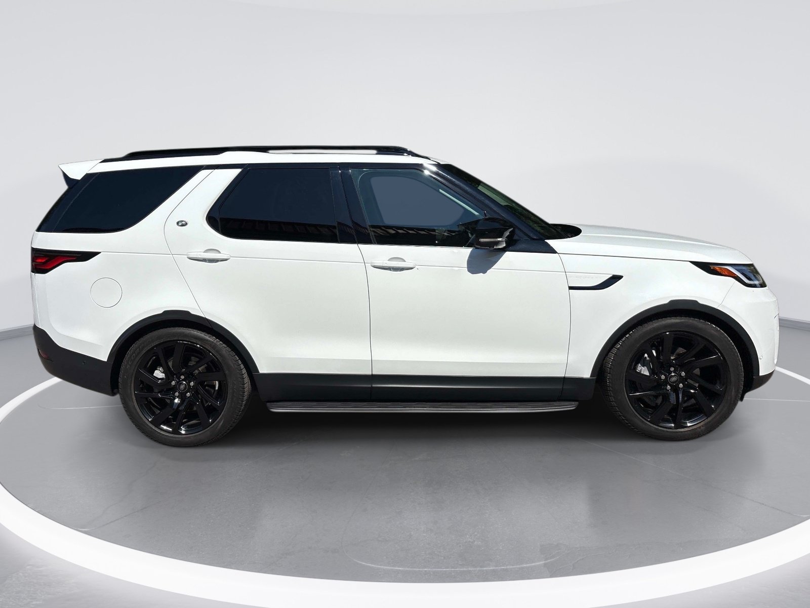 Used 2024 Land Rover Discovery S AWD/4WD image 9