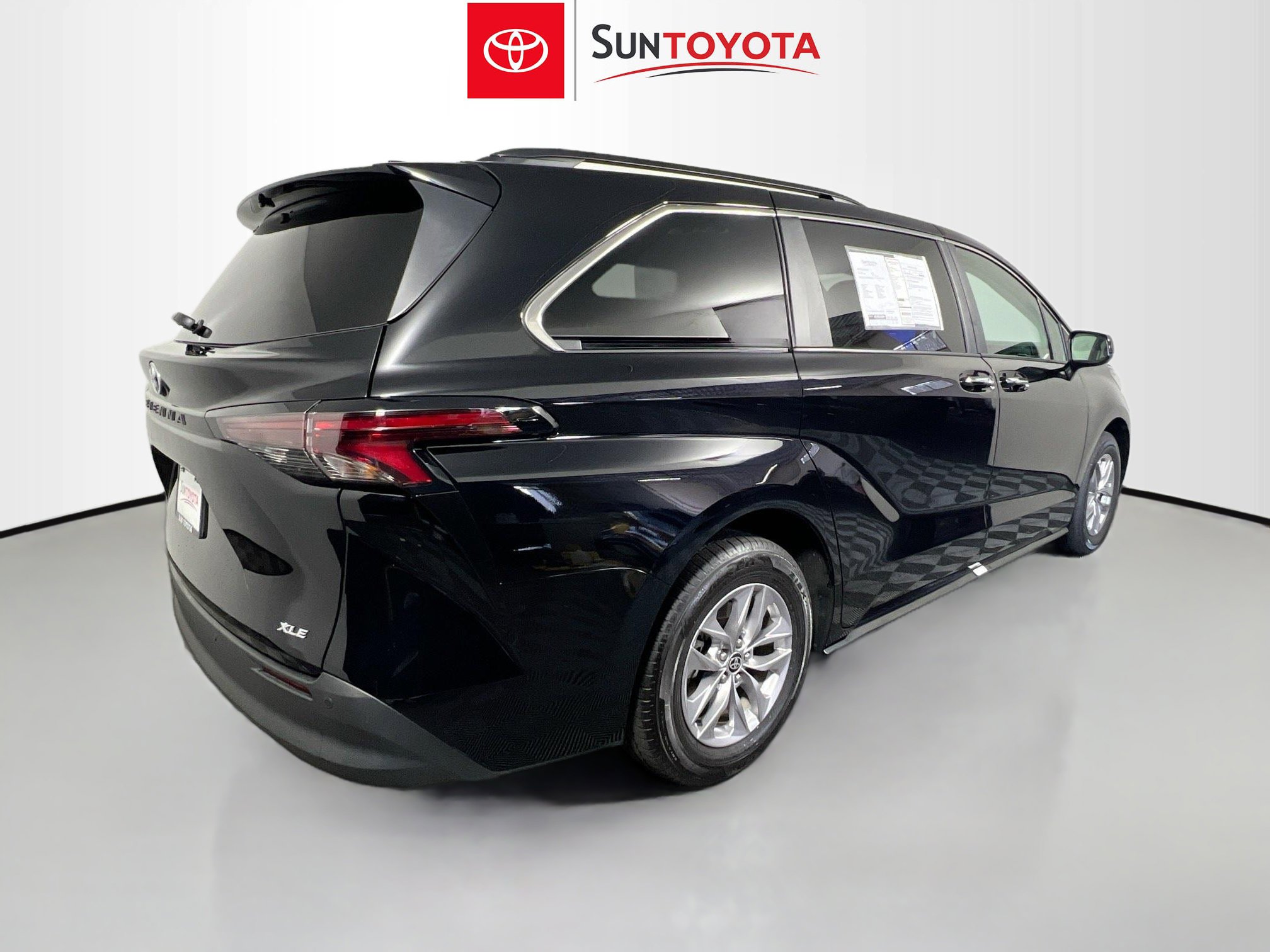 Used 2026 Toyota Sienna XLE image 4