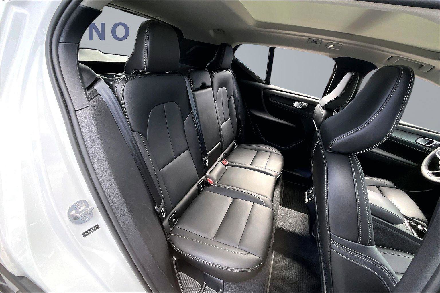 Used 2024 Volvo XC40 B5 Plus image 25