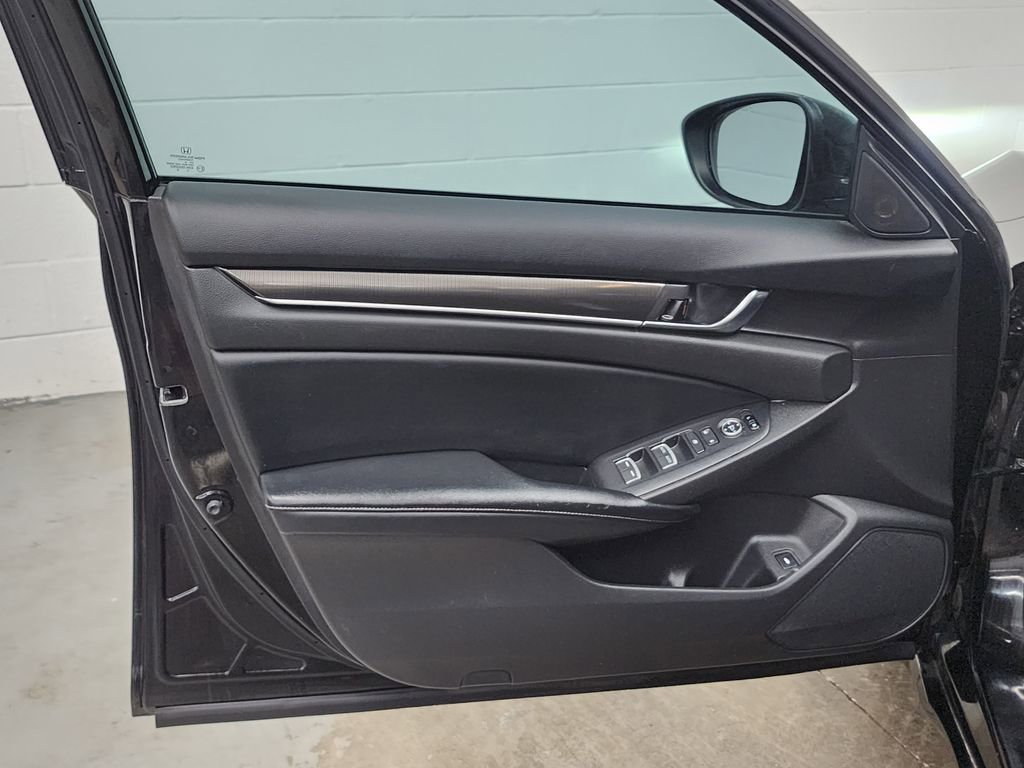 Used 2018 Honda Accord Sport image 9