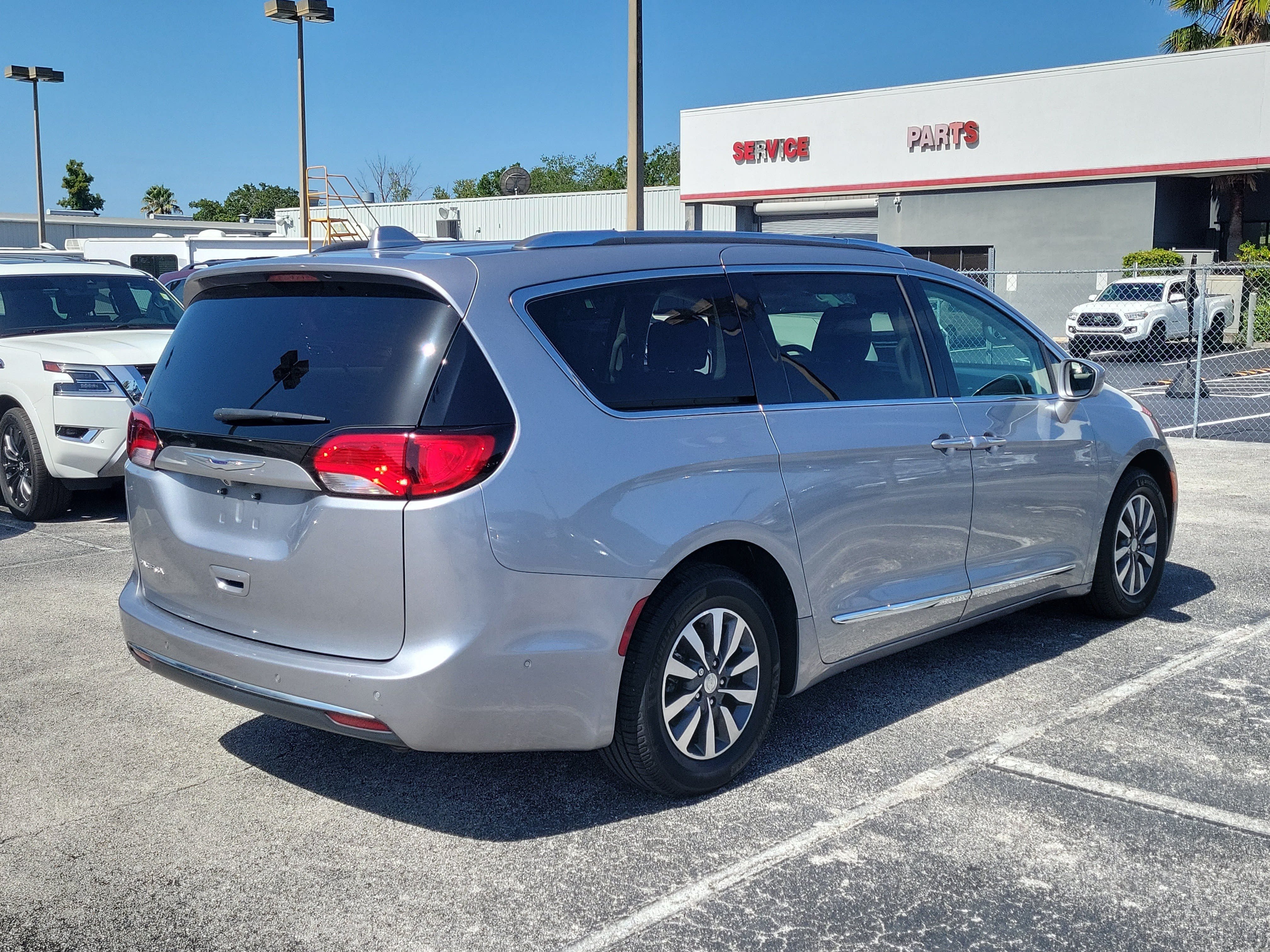 Used 2020 Chrysler Pacifica Touring-L Plus w/ Advanced Safetytec Group FWD image 4