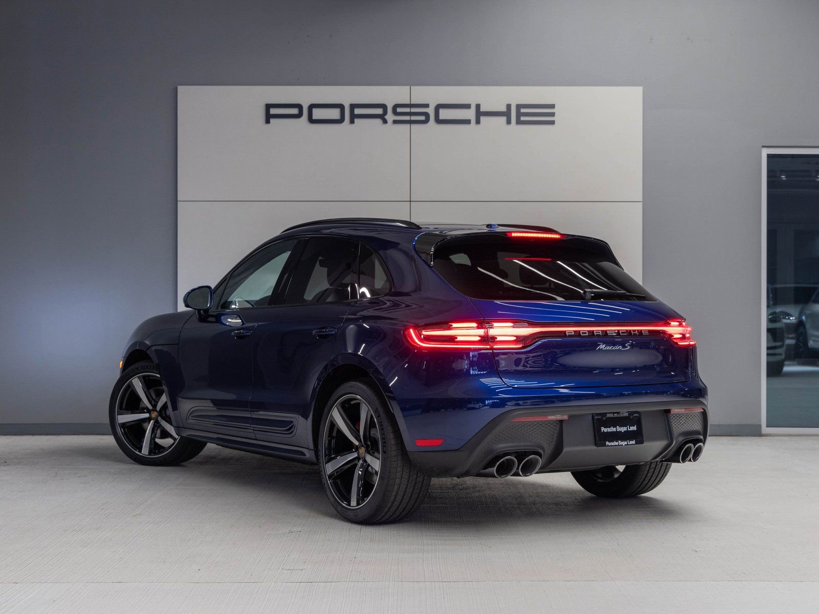 Certified 2025 Porsche Macan S AWD/4WD image 3