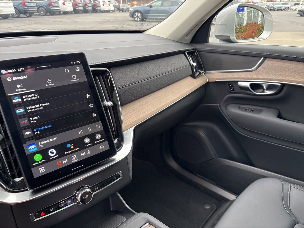 Certified 2025 Volvo XC90 B6 Plus image 32