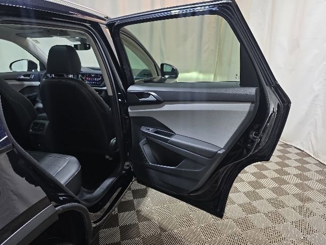 Certified 2023 Volkswagen Taos SE w/ Panoramic Sunroof Package FWD image 31
