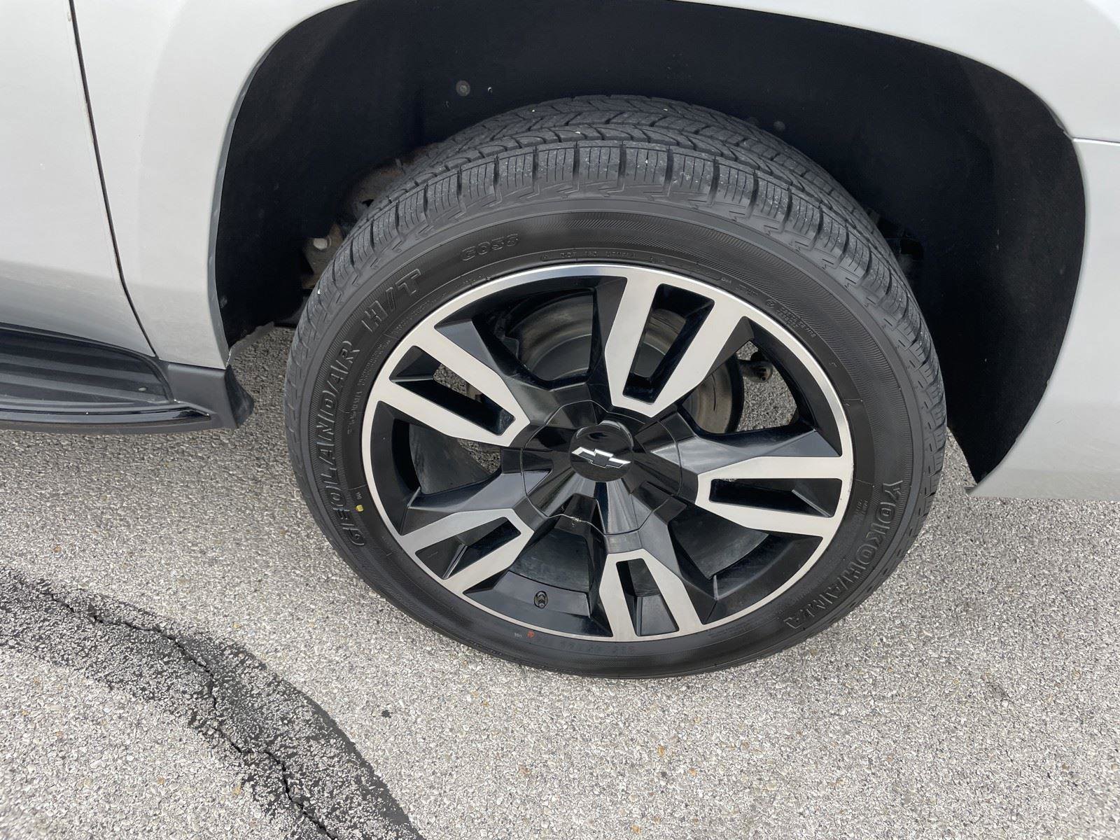 Used 2018 Chevrolet Suburban LT w/ Luxury Package RWD image 32