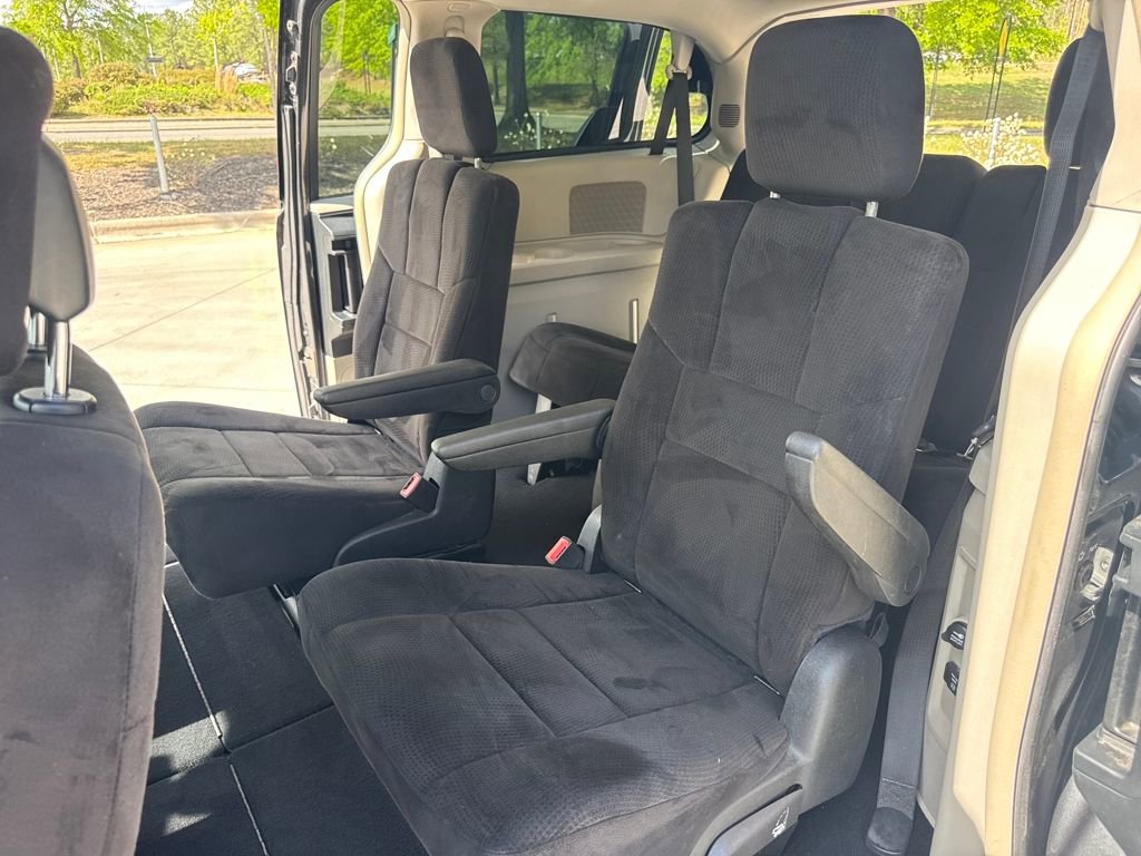 Used 2012 Chrysler Town & Country Touring image 33