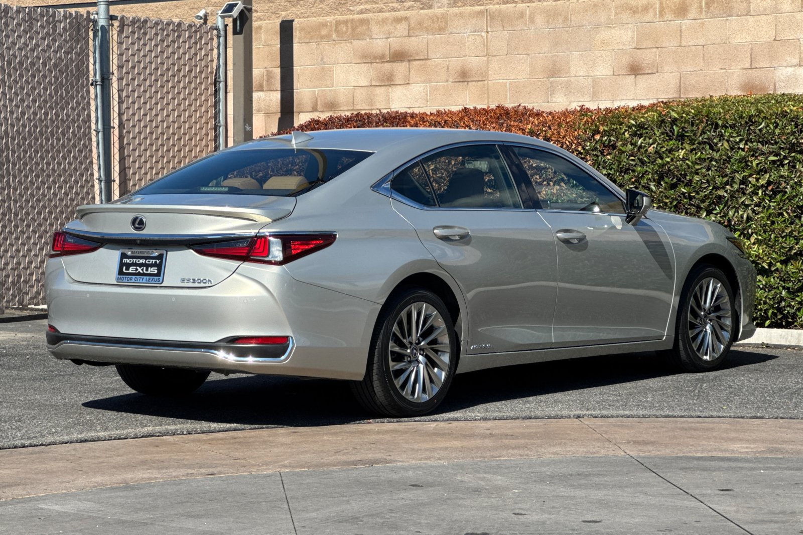 Used 2019 Lexus ES 300h w/ Accessory Package 2 FWD image 4