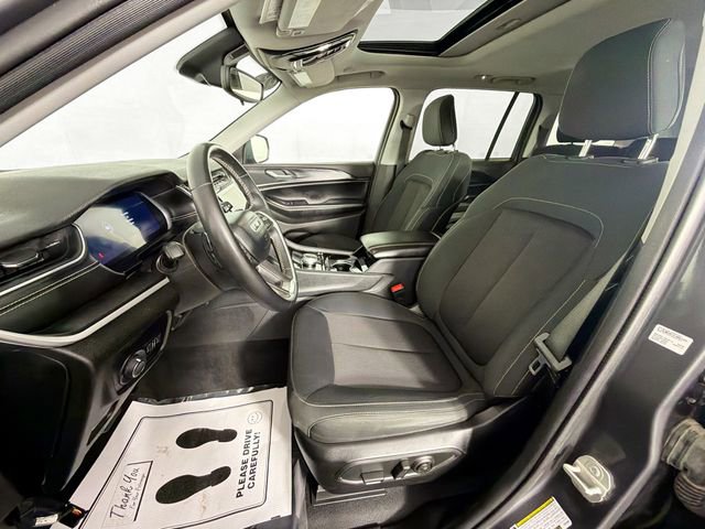 Used 2023 Jeep Grand Cherokee Laredo AWD/4WD image 19