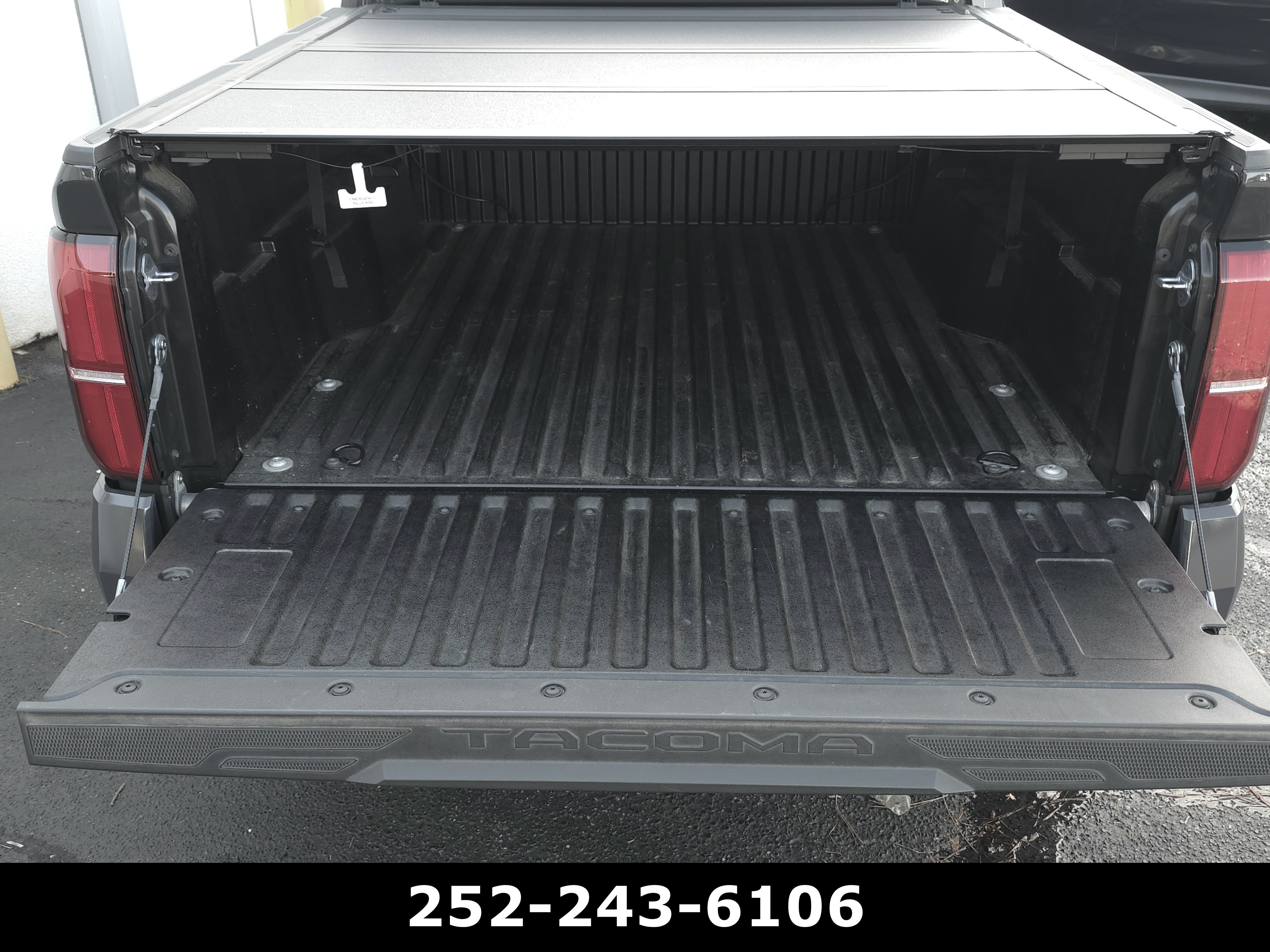 Used 2025 Toyota Tacoma SR5 AWD/4WD image 32