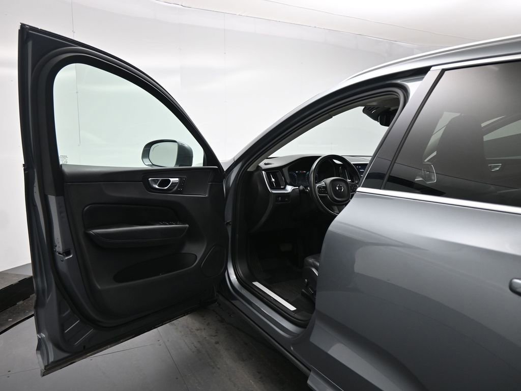 Used 2020 Volvo XC60 T5 Momentum w/ Protection Package Premier image 12