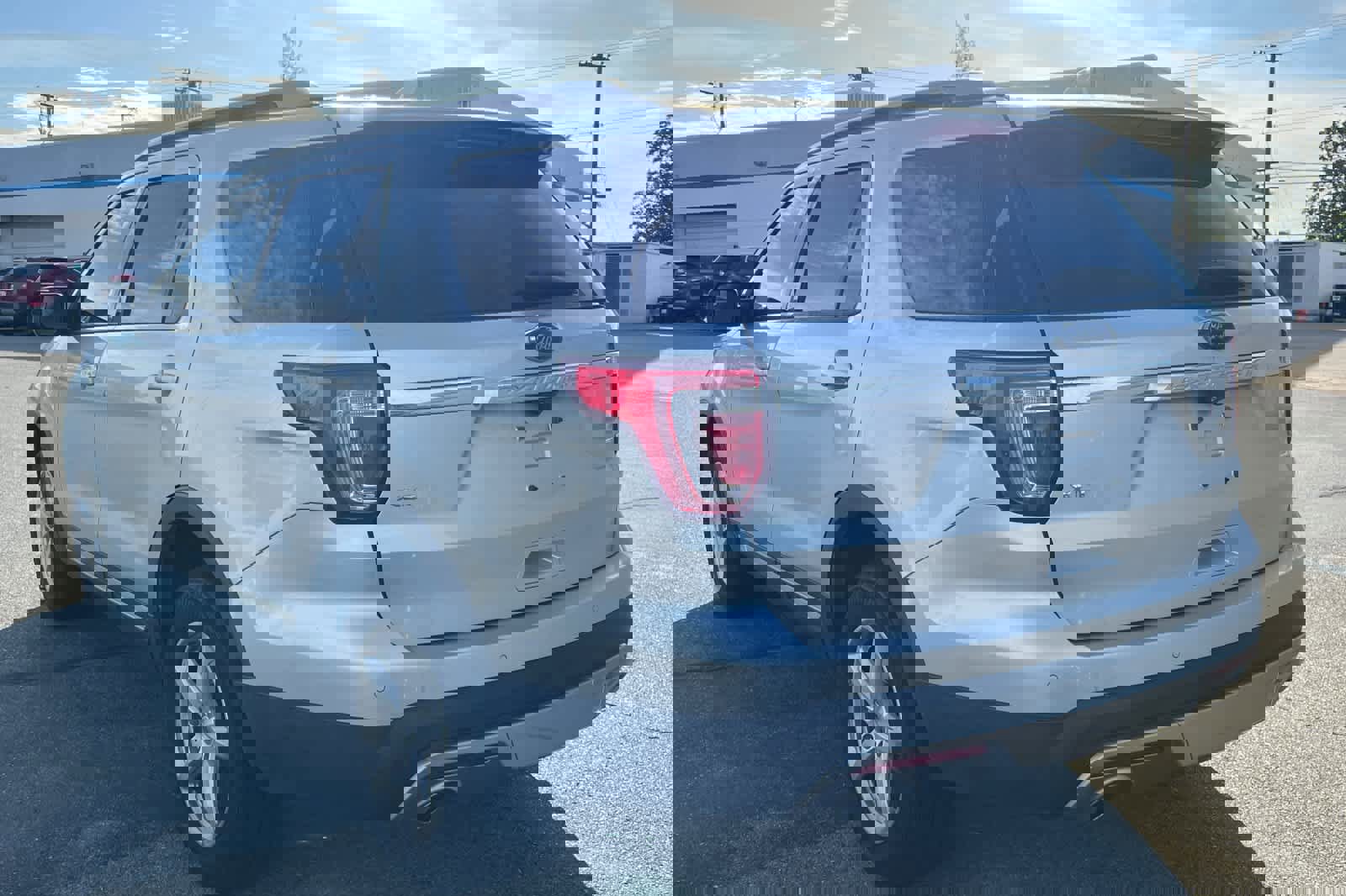 Used 2016 Ford Explorer XLT w/ Equipment Group 202A AWD/4WD image 6