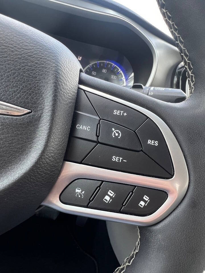 Used 2024 Chrysler Pacifica Touring-L FWD image 20