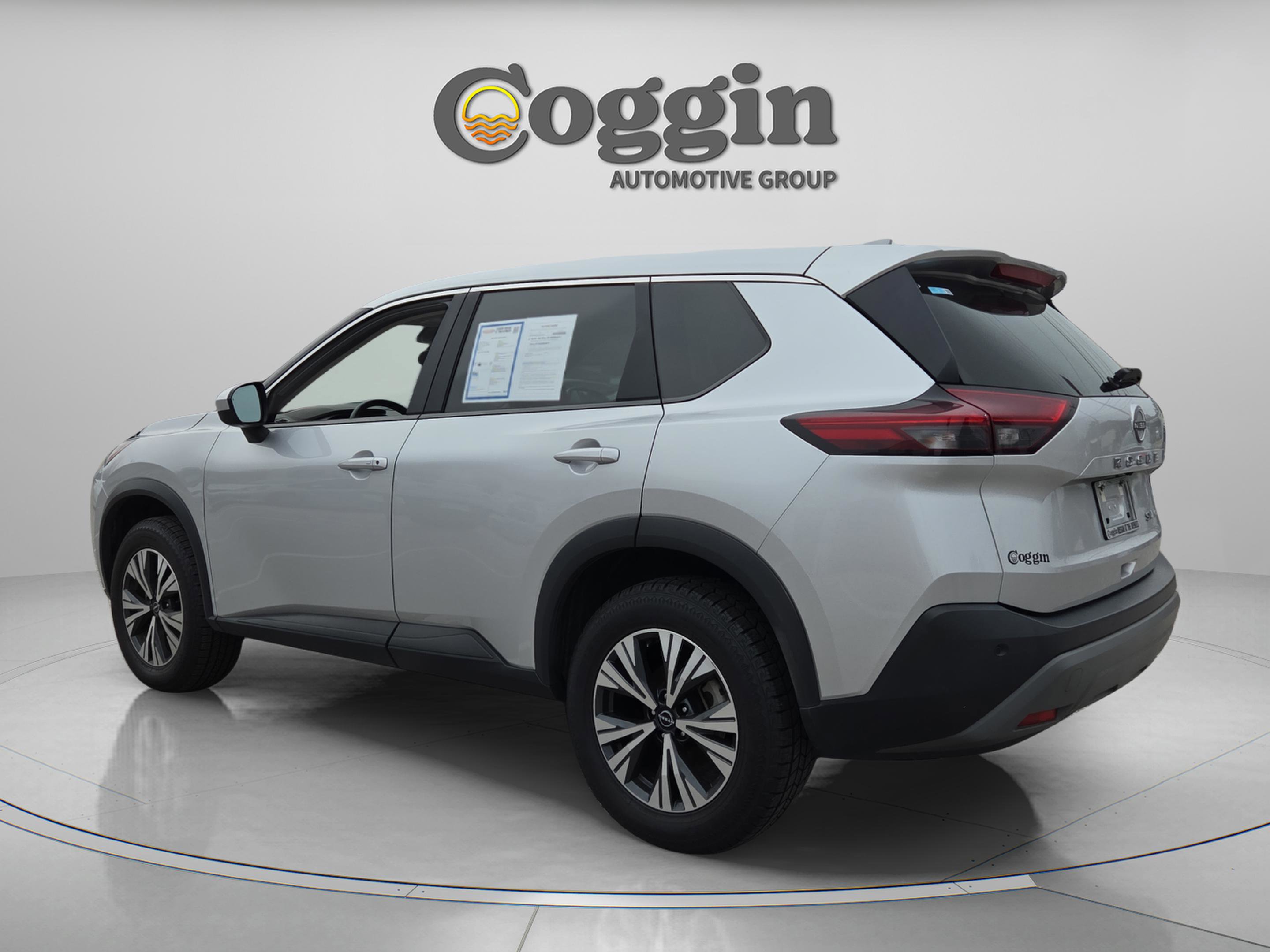 Used 2023 Nissan Rogue SV image 3
