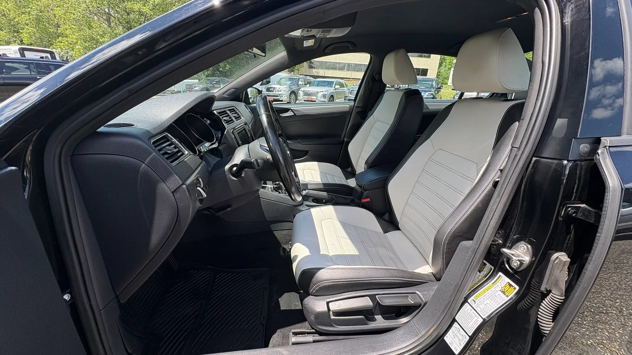 Used 2016 Volkswagen Jetta Sport FWD image 2