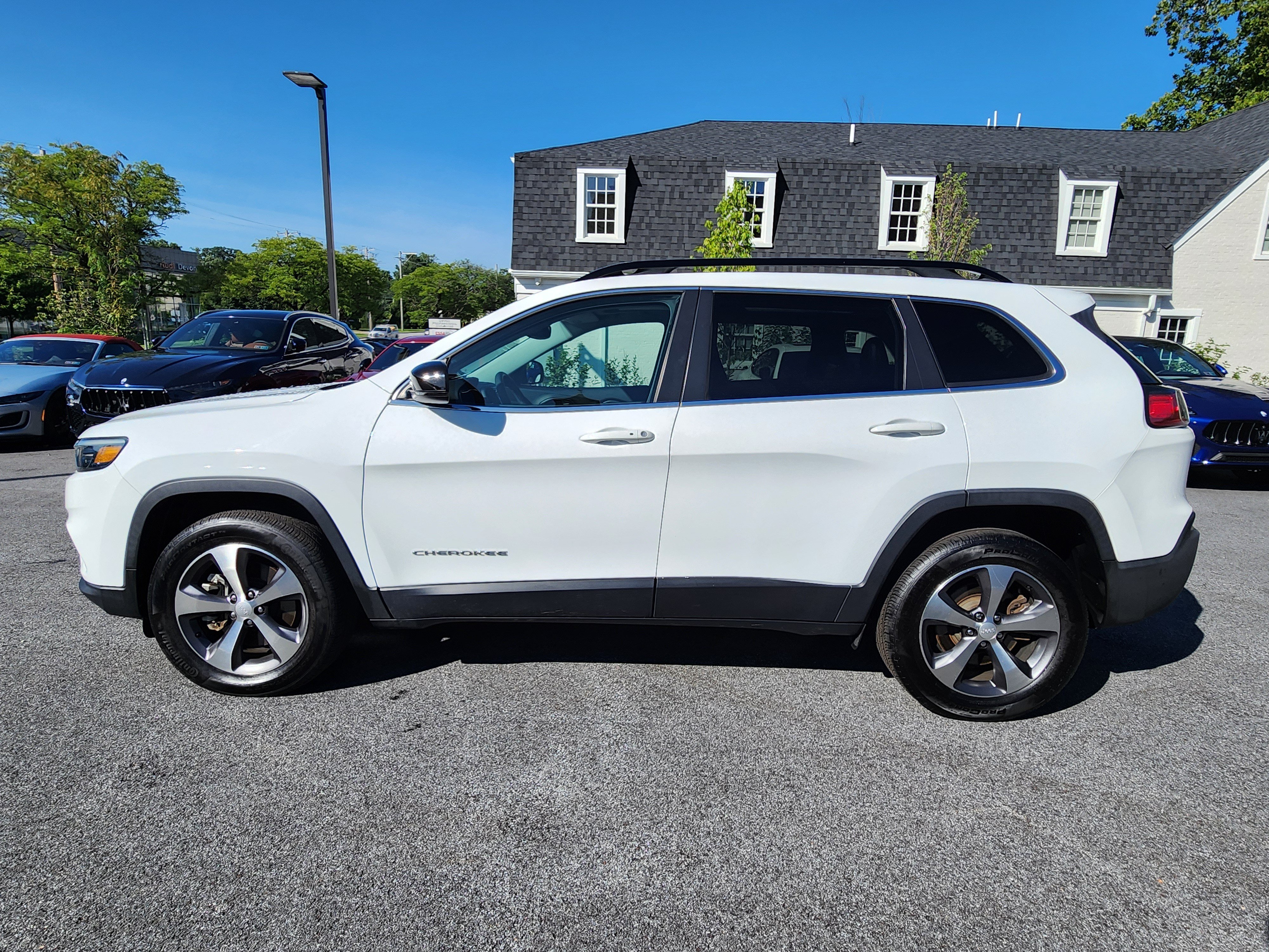 Used 2022 Jeep Cherokee Limited w/ Mopar Interior Package AWD/4WD image 5